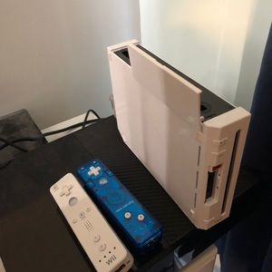 WII CONSOLE AMD 2 controllers